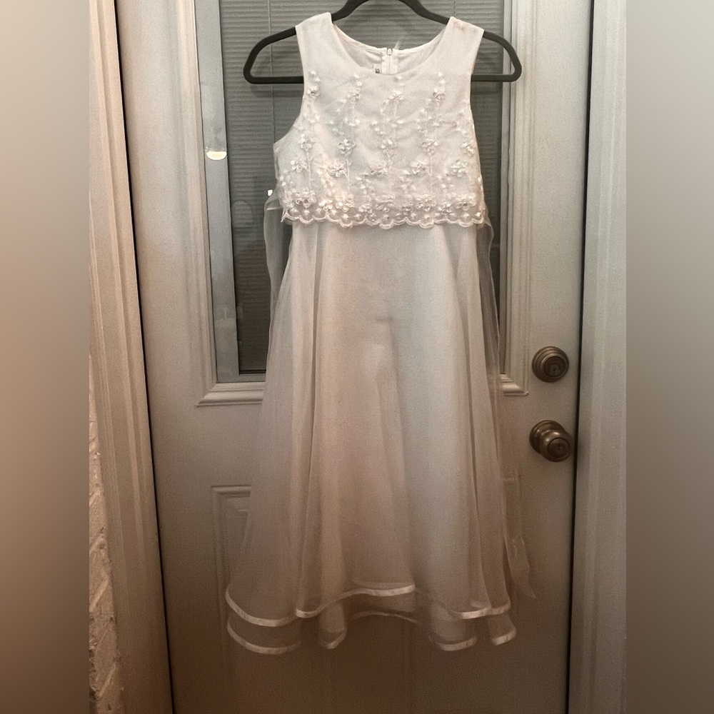 25% off listed price. Size 12 girls formal dress. White lace with pearls.
